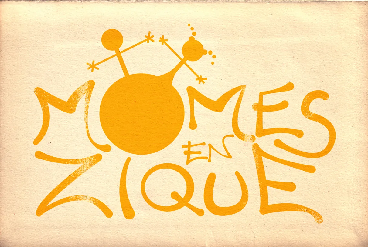 Le logo Mômes en Zique dessiné en orange, sur papier.