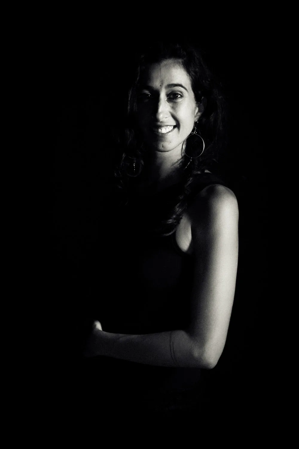 Portrait en noir et blanc de Leila Zitouni, de trois quarts, sur fond noir.